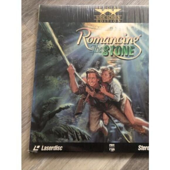 Romancing The Stone LASERDISC 1984 Michael Douglas Kathleen Turner  Widescreen - Picture 2 of 6